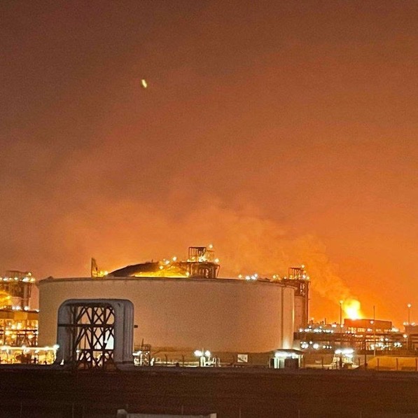ShaykhSulaiman's tweet photo. BREAKING: HUGE EXPLOSION AT RAS LAFFAN INDUSTRIAL CITY IN QATAR’S LARGEST GAS FACILITY

The blast was so strong it was heard in Bahrain and reportedly felt like an earthquake. https://t.co/4bdCH0eeWd