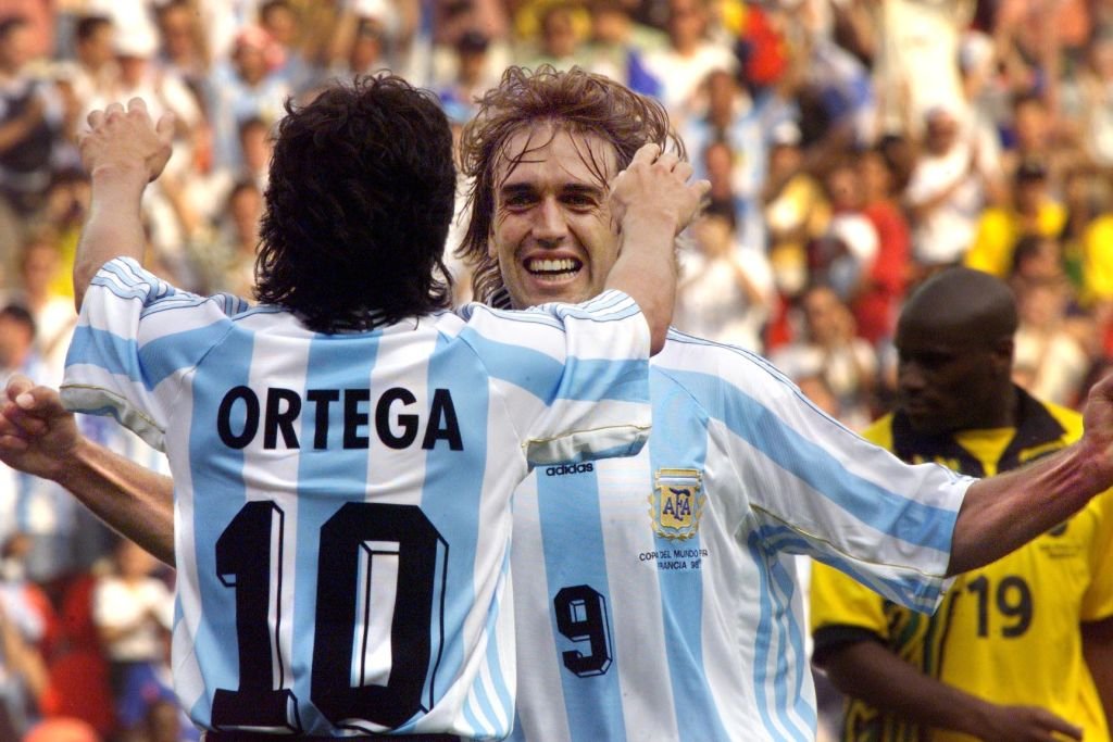 adsfutbol's tweet photo. 21 de junio pero de 1998. 
🇦🇷 Argentina aplastó 5-0 a 🇯🇲 Jamaica en París. Hat-trick de Batistuta, doblete de Ortega y clasificación asegurada a los octavos de final del Mundial de Francia https://t.co/FS8W6NMQBO