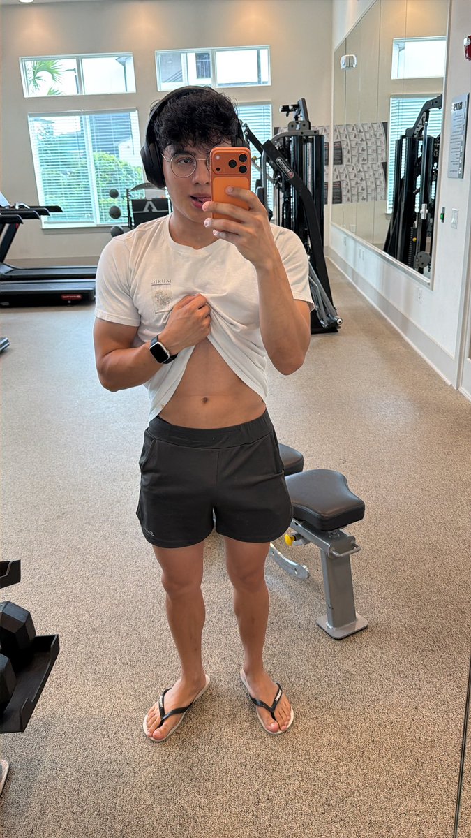 lukasmimo's tweet photo. Dawgs out at the gym https://t.co/w1x2RhW547