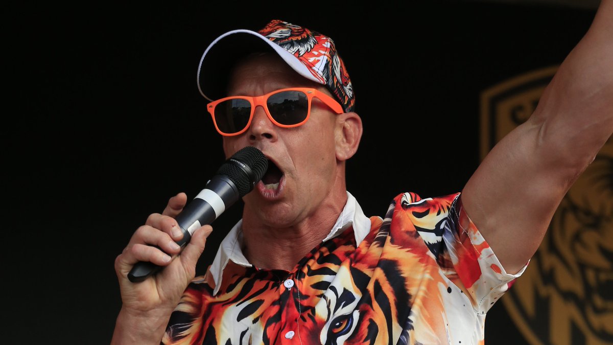 CTRLFC's tweet photo. Brilliant pre match festivities in our Tigers Fan Zone on Saturday night as Wagga got the crowds pumped up before Jessica Poole brought that vintage vibe to the Matchday Stage 🎤

Loads Going On - Masters Game, Stalls, Activities, Happy Hour, plenty to bring out the smiles ahead of our win against Toulouse 👏

Our Fan Zone will be open from 5pm again this Friday for the @YorkRLFC game. Who's joining us early this week and soaking up that atmosphere? 🙌💃🪩🕺

https://t.co/AUtYQFfs48
