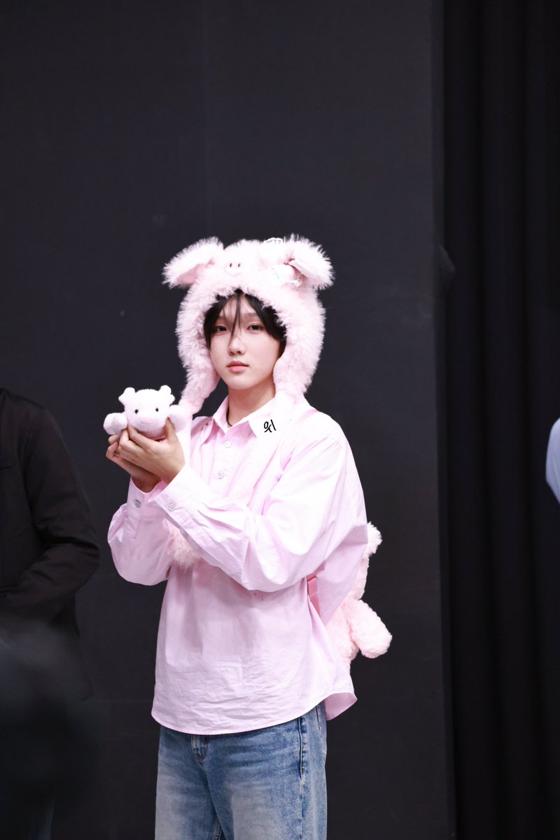 urmybestboysr's tweet photo. 260621 팬싸
🐽🩷
#modyssey #suren 
#모디세이 #수런 #쉬에수런
#薛苏仁 https://t.co/wUyt3wLLCA