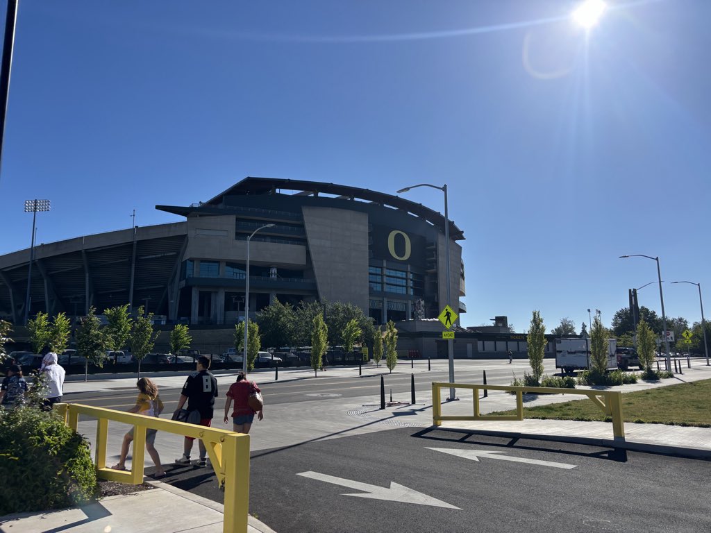 Jackhurst_12's tweet photo. Had a great camp out at Oregon this past week! Awesome place, people, and program. Special experience bringing along my grandfather to his alma mater. @DrewMehringer @CoachKaai @JayJohnsonFB @jakekaneda @nickdimarioUO @haydenabeln https://t.co/AcOe63NqpO