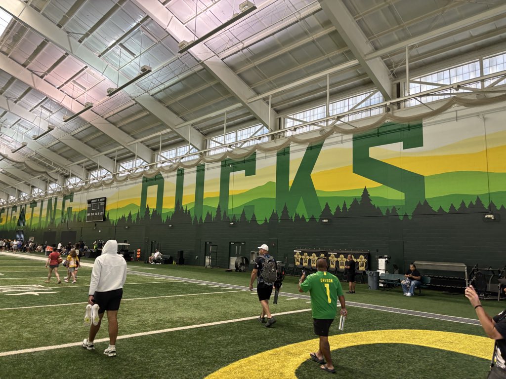 Jackhurst_12's tweet photo. Had a great camp out at Oregon this past week! Awesome place, people, and program. Special experience bringing along my grandfather to his alma mater. @DrewMehringer @CoachKaai @JayJohnsonFB @jakekaneda @nickdimarioUO @haydenabeln https://t.co/AcOe63NqpO