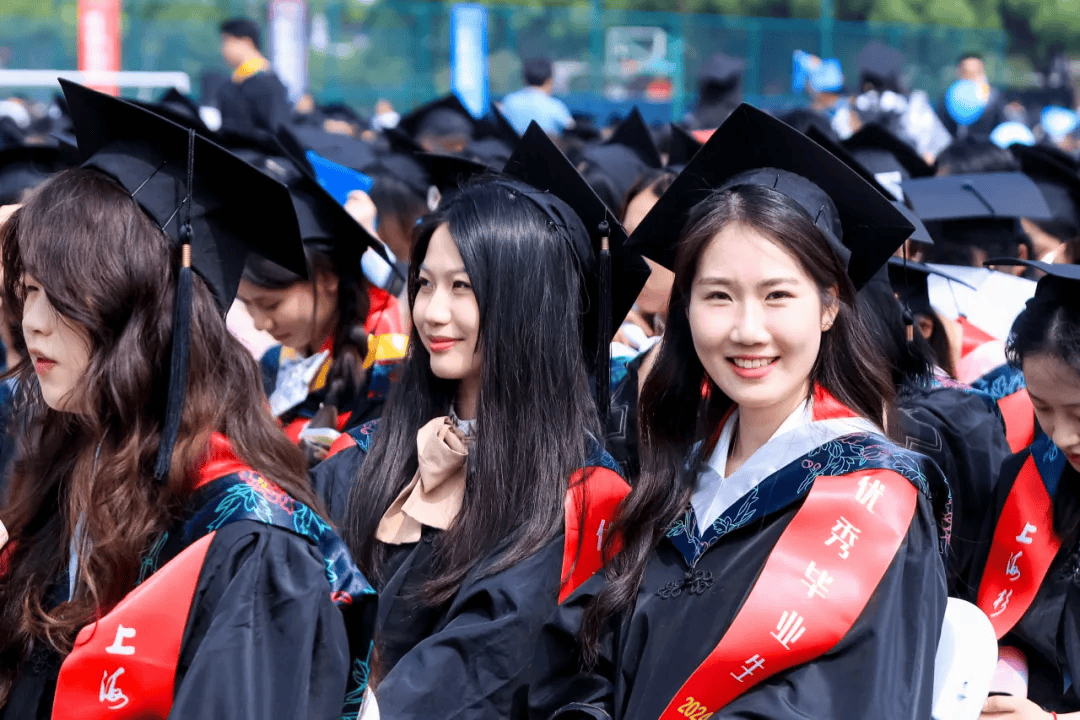 daegag1234's tweet photo. @ClassOf2024 Final bell just rang—diploma in hand, next stop wherever the wind takes us. Grateful for every laugh, late-night study session, and this wild ride. https://t.co/G7BghVUMYS