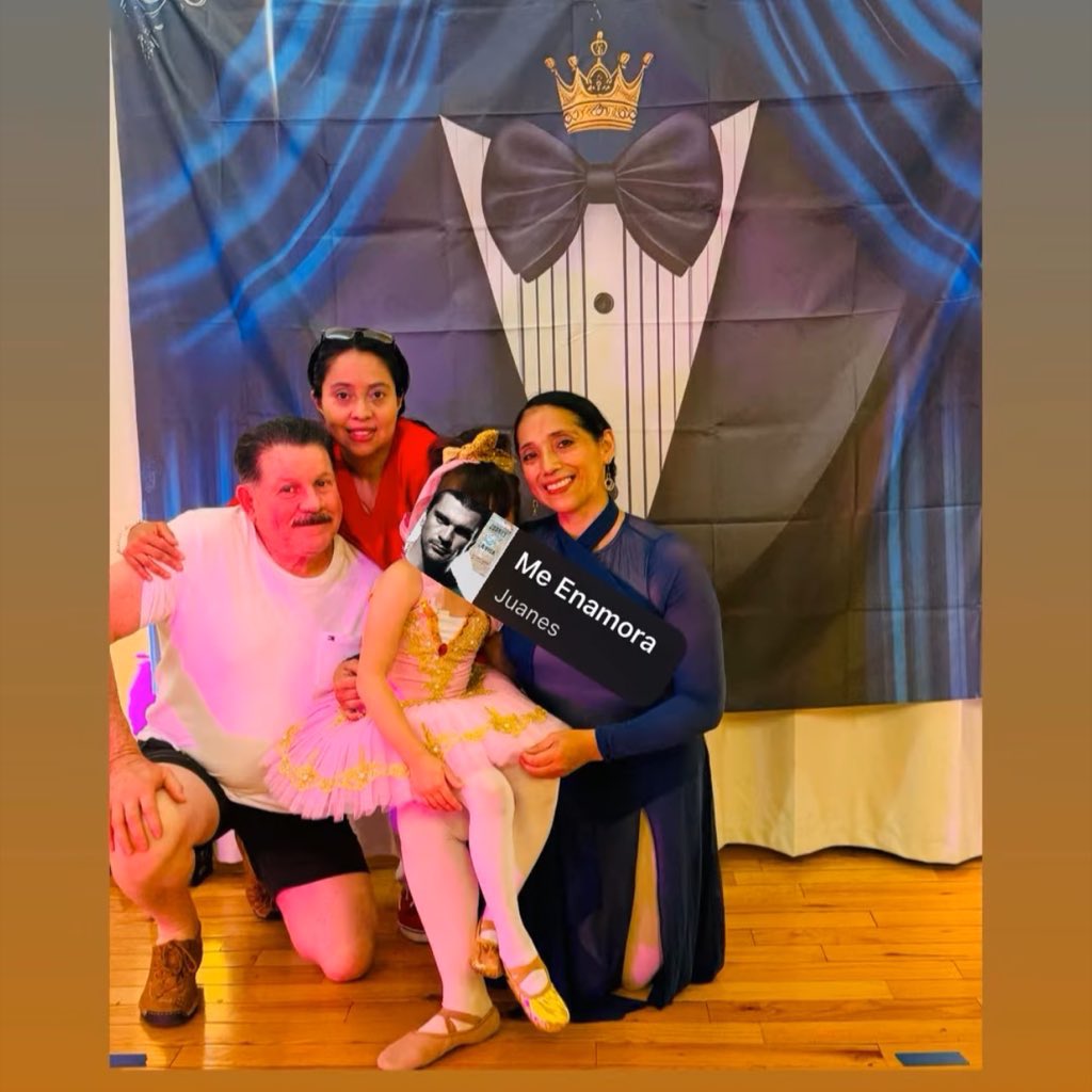 MyCielo9's tweet photo. Ser #Padre de una #Bailarina Es ser su admirador más fiel, pero #aplaudir con calma para no ponerla #nerviosa. Es ser patrocinador, #chofer, #asistente y cargador de #vestuarios.Es esperar tras bastidores con el corazón acelerado de orgullo.
Feliz #diadelPadre #DonCielo🥂 🥳🥰 https://t.co/aTJLq2vNUE