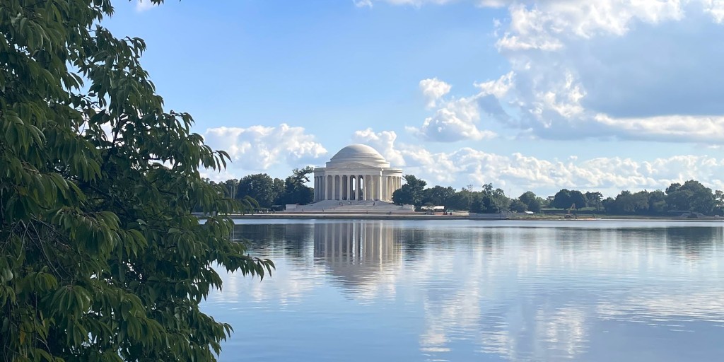 NationalMallNPS's tweet photo. Happy first day of summer! This is a busy time on the National Mall as we welcome millions of people from all around the world to America's front yard. The days are warm and bright, just like our rangers and volunteers. Plan your visit at https://t.co/xaaLo75tnP  
#Summer #NationalMall #WashingtonDC