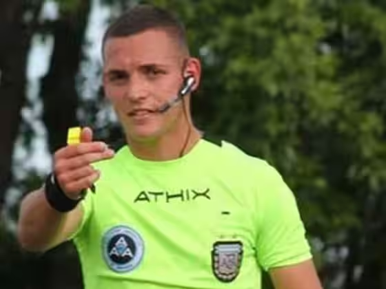 Porquettargasce's tweet photo. "Daniel Zamora"

Porque el árbitro quedó en el medio de la polémica tras un mal arbitraje en el partido entre Los Andes y Deportivo Madryn. https://t.co/TBnxc9L8nS