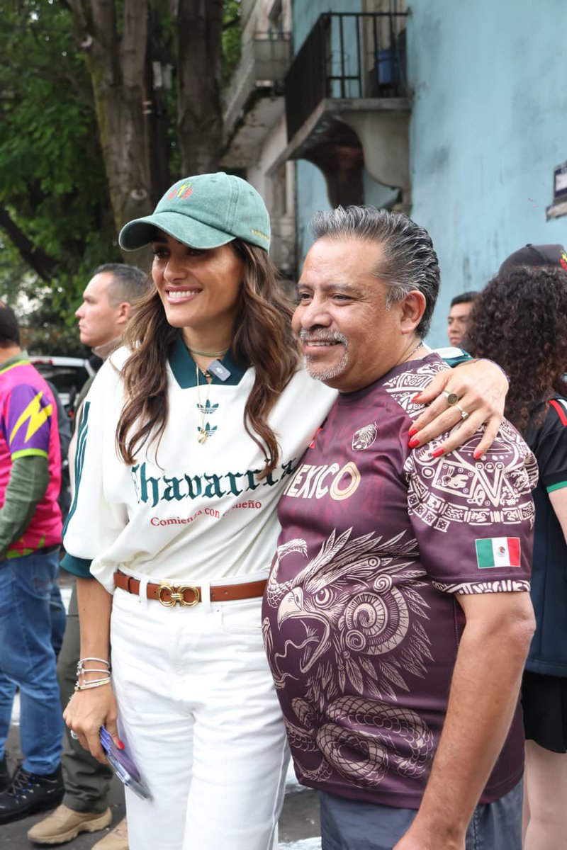 AlessandraRdlv's tweet photo. Hoy quiero enviar un abrazo con mucho cariño a todos los papás de Cuauhtémoc.
A quienes todos los días trabajan, cuidan, enseñan, acompañan y hacen hasta lo imposible por sus hijos: ¡gracias!

Que hoy disfruten de quienes más aman.
¡Feliz Día del Padre! https://t.co/46QKgbBp5m