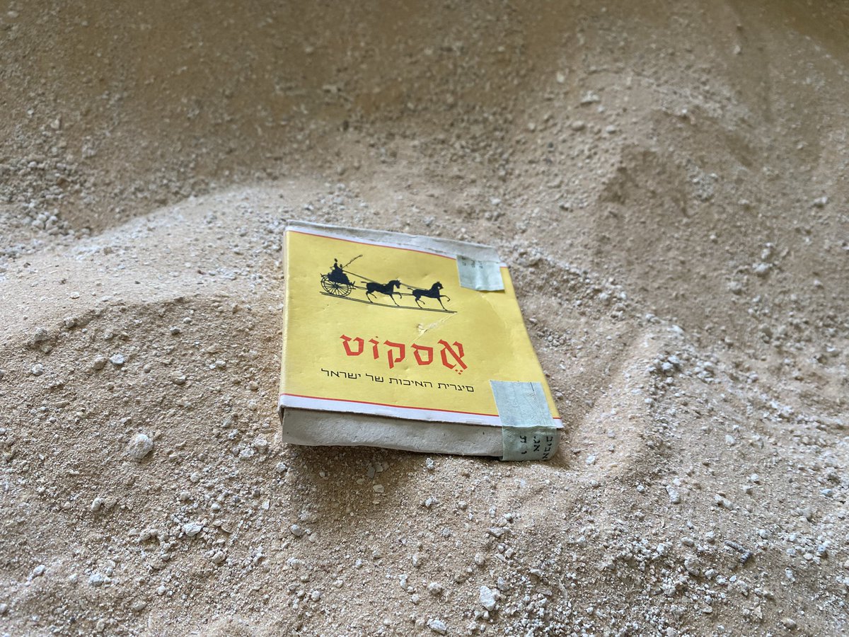 YoavCM's tweet photo. דברים שפועלי הבניין השאירו מתחת לבלטות לפני 50 שנה: https://t.co/VMzipqctI0