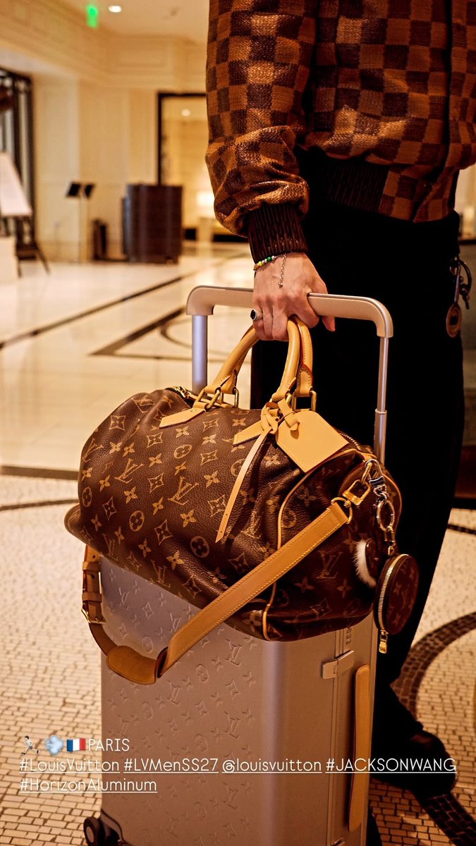 SabrinaLee16's tweet photo. Jackson heading to Paris fashion week from LA😍🔥🔥😘
@JacksonWang852 
#LVMenSS27
#LouisVuitton
#JacksonWang https://t.co/YbVlJ6SglR