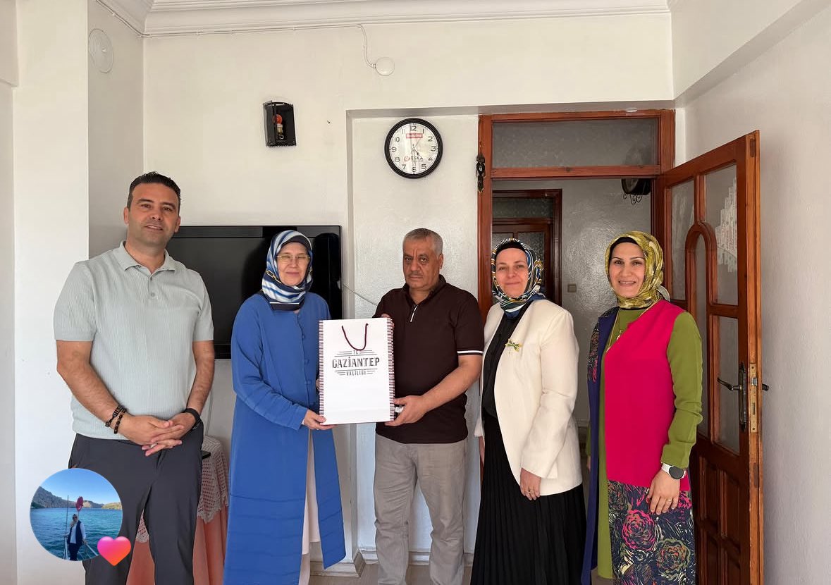 zehraunal27's tweet photo. Babalar Günü vesilesiyle; Valimiz Kemal Çeber’in  eşi Neslihan Çeber ve ASP İl Müdürü @umutzeybek ile birlikte koruyucu ailemiz Şükriye – İbrahim Halil Ağca Ailesi’ni ve Özel gereksinimli evlatlarını büyük bir özveriyle yetiştiren Gülsüm Can – Abidin Can Ailesi ni ziyaret ettik. https://t.co/BvQenXPOMR