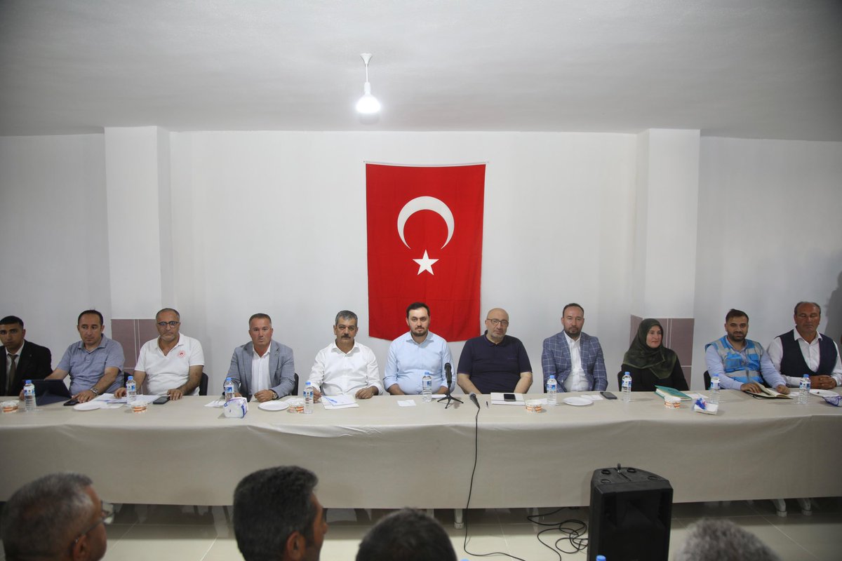 isselmanoglu23's tweet photo. 📍Baskil

İlçe programımız kapsamında;

Milletvekillerimiz, Yürütme ve Yönetim Kurulu Üyelerimiz, İl Genel Meclis Başkanımız, Merkez İlçe Başkanımız, Kadın ve Gençlik Kolları Başkanlarımız, Baskil İlçe Başkanımız ve İlçe Teşkilatımız ile birlikte;

• Gemici
• Yukarı Kuluşağı
• Kömürhan mevki 

köylerimizi ziyaret ettik.

Ziyaretlerimiz kapsamında muhtarlarımız, çevre köy muhtarlarımız ve kıymetli Baskilli hemşehrilerimizin katılımlarıyla bölge istişare toplantıları gerçekleştirdik. Toplantılarımızda köylerimizin ihtiyaçlarını, taleplerini ve önceliklerini değerlendirdik.

Göstermiş oldukları ilgi ve alaka ile kıymetli ev sahiplikleri için Baskil köylerimizin muhtarlarına ve hemşehrilerimize teşekkür ediyorum.

@Akparti 
@abuyukgumus