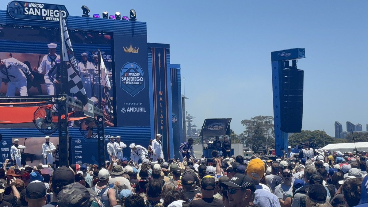 leatherj14's tweet photo. Didn’t feel like shoving my way into the crowd, but saw my Bubba! https://t.co/UdJWiZBykV