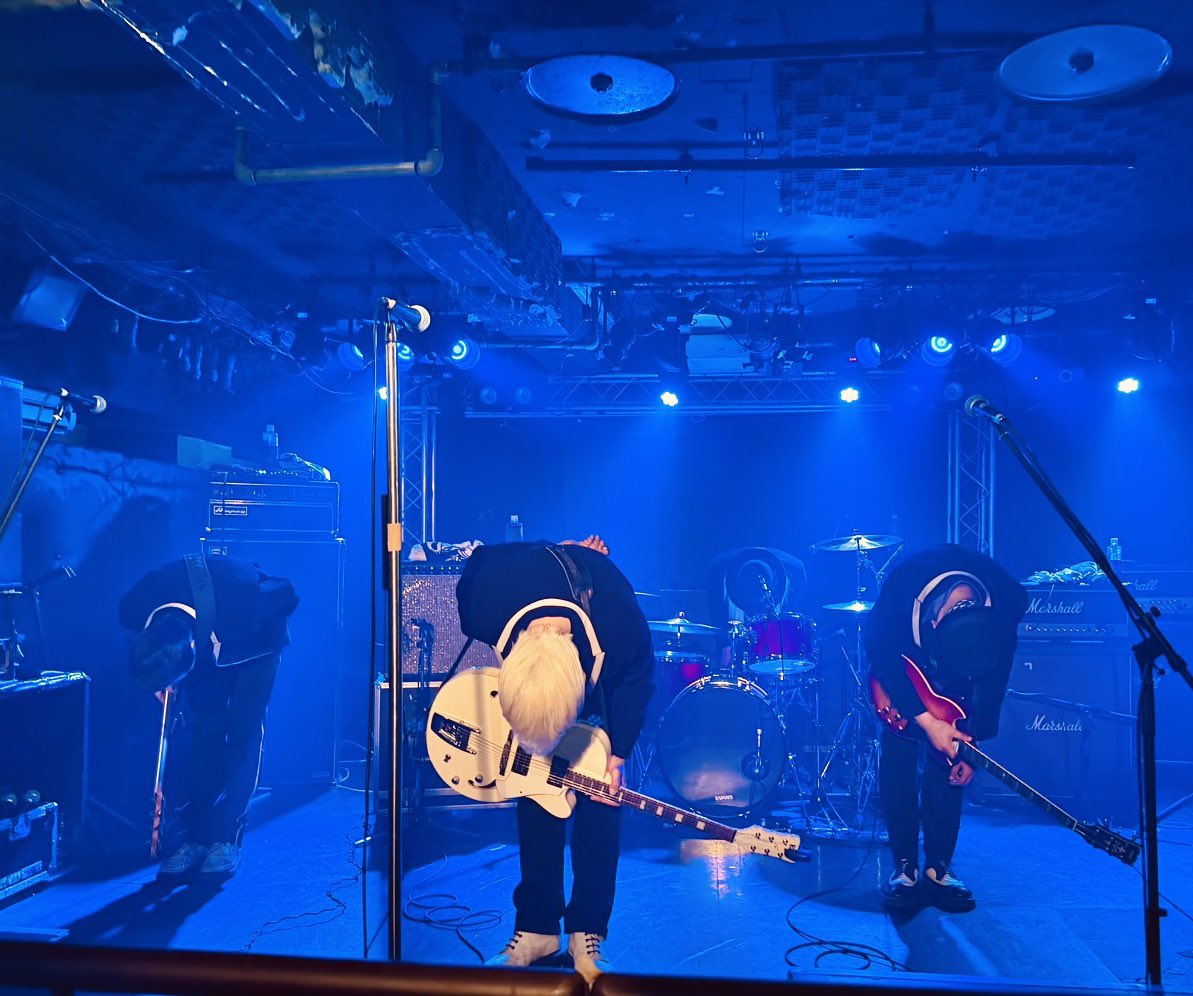 takebow_takeban's tweet photo. おはようございます
5時過ぎに着きました
昨夜の名古屋
単発日帰り、いつもの仲間や
お客さんともステージからライヴ中しか
接する事は出来なかったのですが
心が通じ合って絆は確実に深まる
素敵な空間でした

何も話さずとも会えただけで
嬉しく、安心する人達が沢山います
有り難い事ですね…

押忍 https://t.co/NqQPqvzWzd