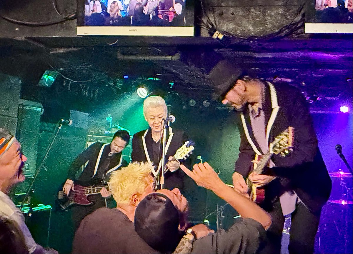 takebow_takeban's tweet photo. おはようございます
5時過ぎに着きました
昨夜の名古屋
単発日帰り、いつもの仲間や
お客さんともステージからライヴ中しか
接する事は出来なかったのですが
心が通じ合って絆は確実に深まる
素敵な空間でした

何も話さずとも会えただけで
嬉しく、安心する人達が沢山います
有り難い事ですね…

押忍 https://t.co/NqQPqvzWzd