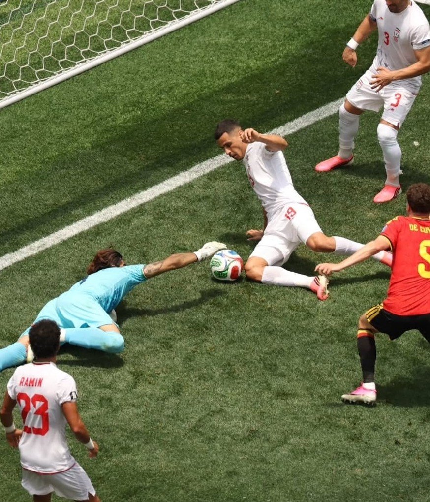frabigol's tweet photo. Los arqueros de Cabo Verde y Curazao son buenos, pero por lejos el MEJOR arquero del mundial es Alireza Beiranvand.

No es normal el arquero de Iran, buen juego con los pies, sale perfecto a cortar los centros y encima tiene reflejos de gato. Parece un arquero de Premier League. https://t.co/vTyKBp8pcn