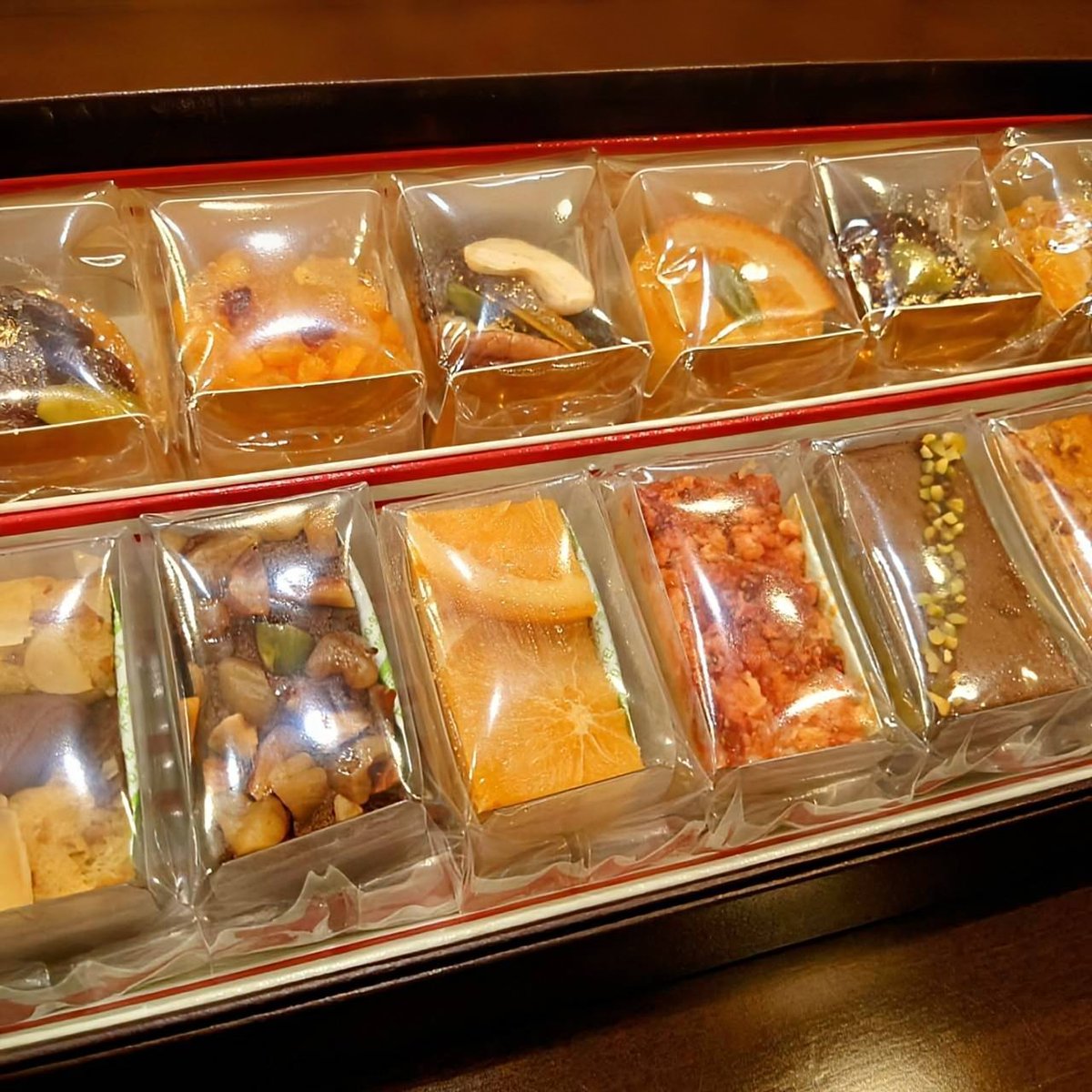 NoblePearl's tweet photo. #Pavlov さんの アソート&amp;クグロフプティギフトBOX をいただきました。
お店の名前は、あの有名な実験「パブロフの犬」から。
"一度味わったらその名前を聞くだけで、口の中にふわっと甘い香りが広がる…"
そんなケーキをお届けしたいという気持ちが込められていらっしゃいます。 https://t.co/i9PFlc9cQF