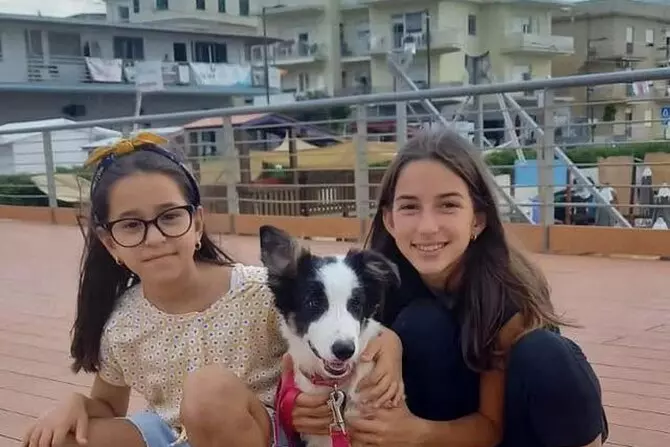 MarcelloCresce2's tweet photo. Le due sorelle scomparse sono state trovate vive in buone condizioni di salute dai Carabinieri a Formia. Sarah e Alisya di 16 e 12 anni erano in un’abitazione di proprietà di uno zio materno. Erano scomparse due settimane fa da una casa famiglia. Tante ricerche e ora  chi paga? https://t.co/YrmgYeVmhC