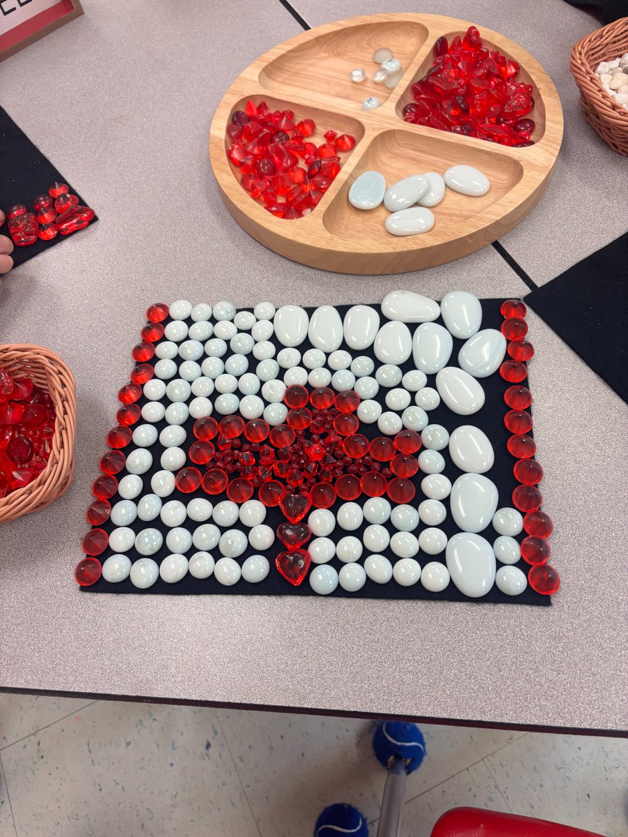 MsKussner115's tweet photo. Can you make a picture for Canada? A little red, a little white, and a lot of creativity in Room 115! 🇨🇦 @johnwanless https://t.co/nCB23WDGUs