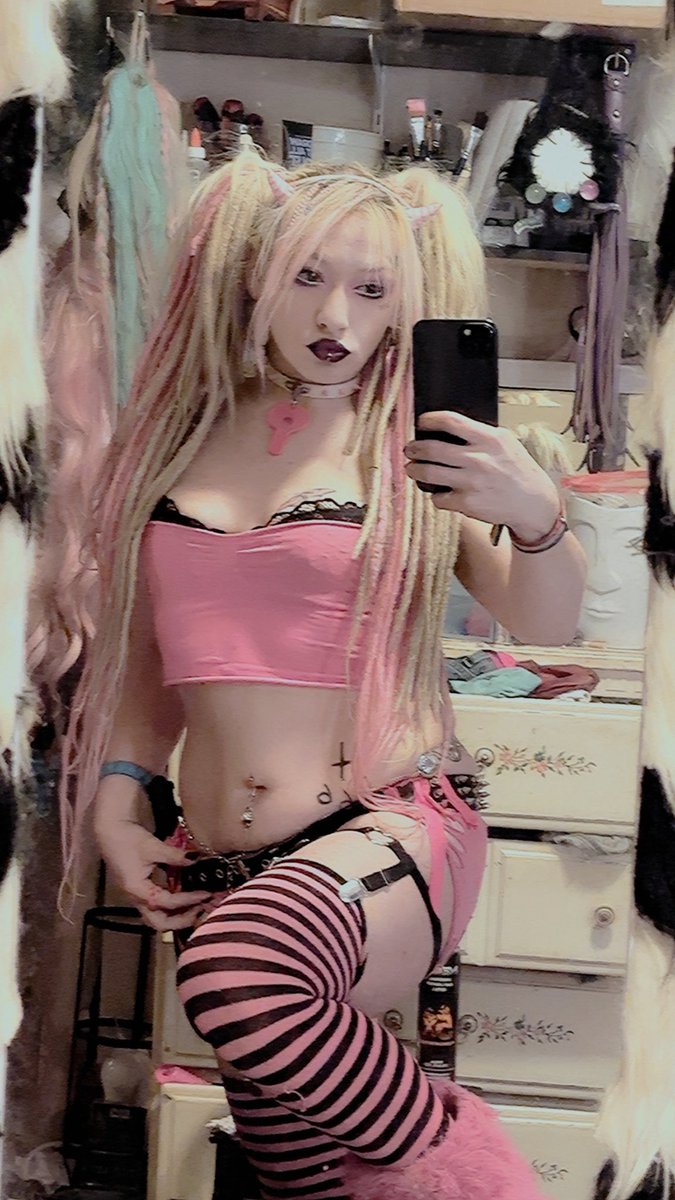 Loonipoon69's tweet photo. Going live @ 6pm.. freaky lil brat doing crafts n dressing up.. I’ll be going on onlyfans @7pm https://t.co/apuF8n7MnX