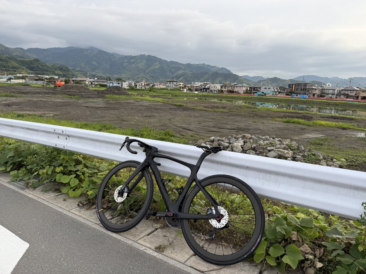 panacaad7's tweet photo. おはようございます☀️
昨晩は全く眠れなかったので午前3時頃からピナレロで走ってました！やっぱこの時間だと涼しくて走りやすいですね✨
寝てないので超ダルですが今から着替えて仕事行ってきます🙃 https://t.co/BZ0Xig22uo