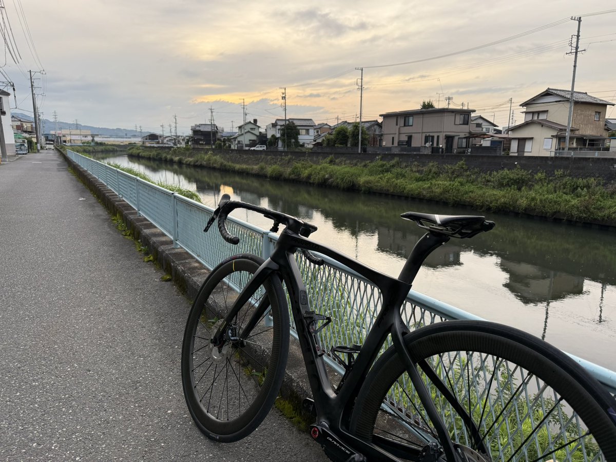 panacaad7's tweet photo. おはようございます☀️
昨晩は全く眠れなかったので午前3時頃からピナレロで走ってました！やっぱこの時間だと涼しくて走りやすいですね✨
寝てないので超ダルですが今から着替えて仕事行ってきます🙃 https://t.co/BZ0Xig22uo