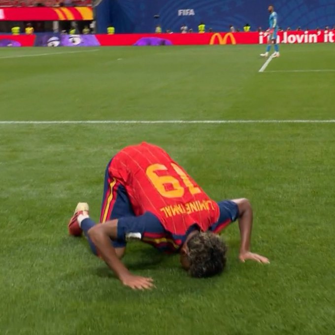 isaacrrr7's tweet photo. Es el primer gol de la selección de España en el Mundial y su goleador celebra arrodillado en el suelo y adorando a Alá, el dios de los musulmanes.

¿Qué han hecho con España? https://t.co/g2IlcZHu7E
