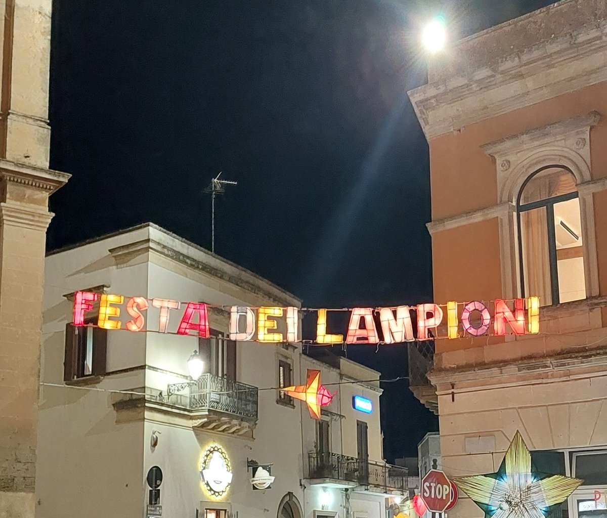 James_JBraddock's tweet photo. Le feste, quelle belle... #festadeilampioni #Calimera #salento https://t.co/QXBrwuh1Ys