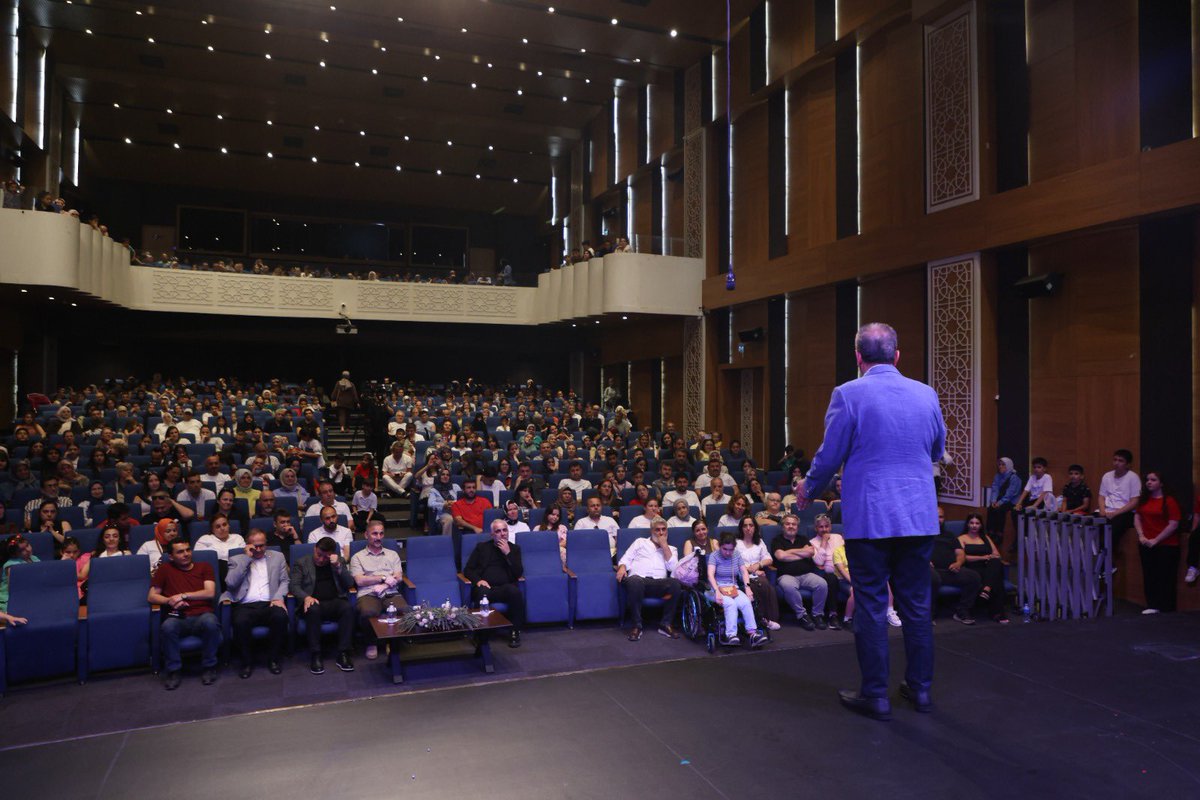 hecerrahoglu's tweet photo. ESEV Sanat Festivali’ni, öğrencilerimizin sahnelediği “Şehrin Çocukları” tiyatro oyunu ile tamamladık.

Müzikten tiyatroya, resimden geleneksel sanatlara uzanan festival boyunca gençlerimizin yeteneklerine ve emeklerine tanıklık ettik. Sanatın birleştirici gücünü hissederek dolu dolu geçen bu güzel organizasyonun gerçekleşmesine öncülük eden Belediye Başkanımız @tevfikgoksu ’ya, ESEV ailesine, eğitmenlerimize ve öğrencilerimize teşekkür ediyorum.

Sanatla büyüyen, üreten ve umut veren gençlerimizle gurur duyuyoruz.
