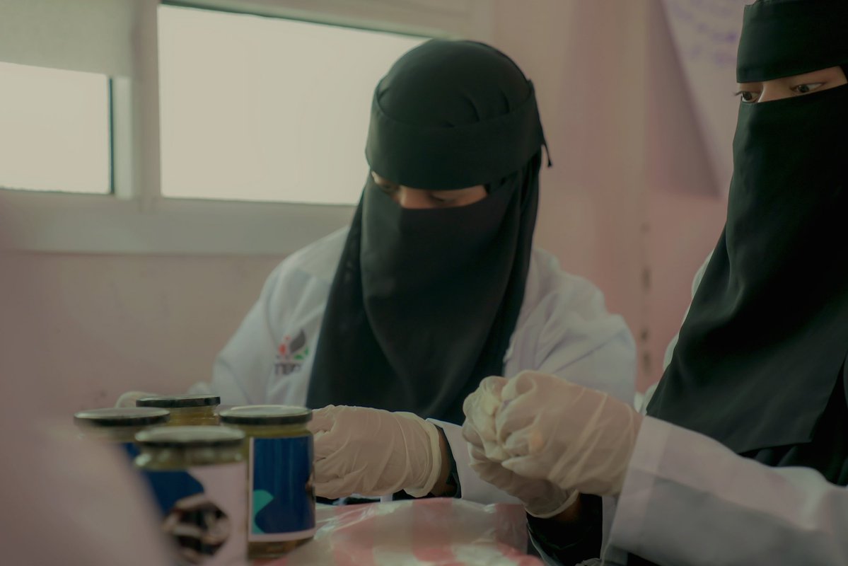 UNDPYemen's tweet photo. 🧕🏼 رائدات الأعمال ينجحن في تطوير صناعات الأسماك لزيادة فرص توليد الدخل وتعزيز الأمن الغذائي في المجتمعات الساحلية في #اليمن.

من خلال مشروع #SFISH، تكتسب النساء المهارات والدعم لتوسيع مشاريعهن.

شكرًا لـ @AlbankAldawli و @SMEPSYemen 🤝 https://t.co/a1fDBoGUsX