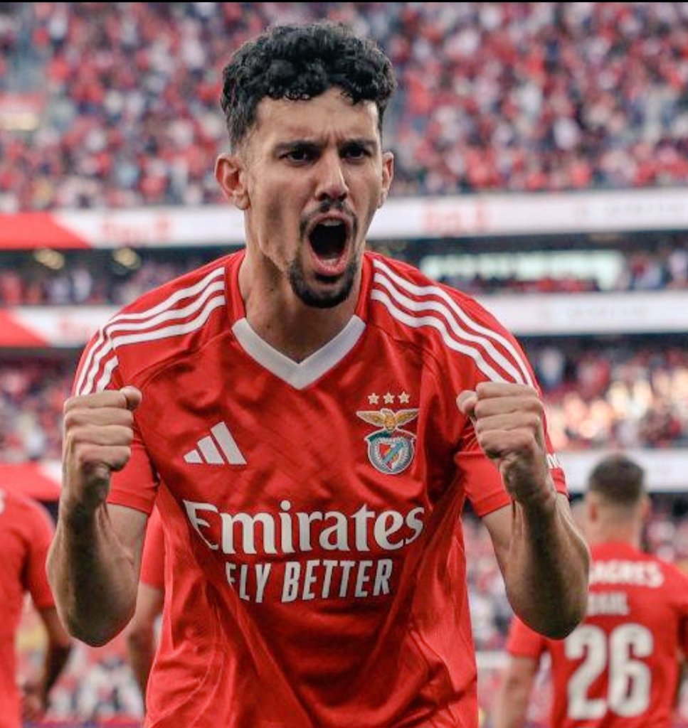 AguiaCosme1904's tweet photo. 🚨 O #Dortmund está atento a Tomás Araújo!

O clube alemão enviou observadores ao Mundial para seguir de perto o central do #Benfica. 🇩🇪👀

Com apenas 24 anos, contrato até 2029 e uma cláusula de €80M, o internacional português continua a despertar interesse entre os grandes da Europa. 🦅

Para mim, Tomás Araújo é um jogador indispensável neste Benfica e faria tudo para o manter pelo menos mais uma época.

Mas se chegasse uma proposta muito elevada...

👉 Vendiam ou mantinham Tomás Araújo?