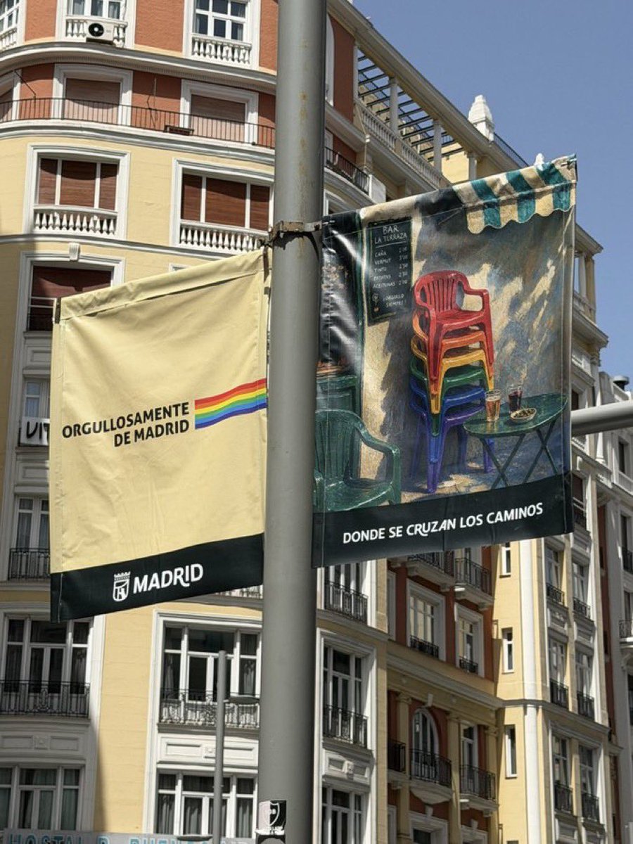 EuprepioPadula's tweet photo. Estos carteles de las fiestas del Orgullo de Madrid me producen una profunda decepción.

Durante décadas, el Orgullo ha sido mucho más que una celebración. Ha sido memoria, lucha, visibilidad, derechos conquistados y reivindicación permanente frente a quienes aún hoy cuestionan nuestra igualdad.

Sin embargo, al contemplar esta campaña, cuesta encontrar esa historia y ese significado. La diversidad LGTBIQ+ queda reducida a un elemento decorativo, mientras el protagonismo parece recaer en una supuesta promoción de la ciudad y de una fiesta genérica.

El Orgullo no nació para hacer marketing de Madrid. Nació para reivindicar la dignidad de las personas LGTBIQ+, para recordar a quienes abrieron camino y para seguir defendiendo derechos que nunca pueden darse por garantizados.

Vaciar de contenido reivindicativo el Orgullo es despojarlo de su esencia.

Madrid debe sentirse orgullosa de ser una ciudad diversa e inclusiva. Pero el mensaje principal no puede ser Madrid. El mensaje principal deben ser las personas que hicieron posible que hoy podamos vivir con más libertad.

Una ciudad orgullosa es aquella que pone en el centro a las personas, no a la marca.

#Orgullo2025 #LGTBIQ #Diversidad #DerechosHumanos #Madrid #Orgullo