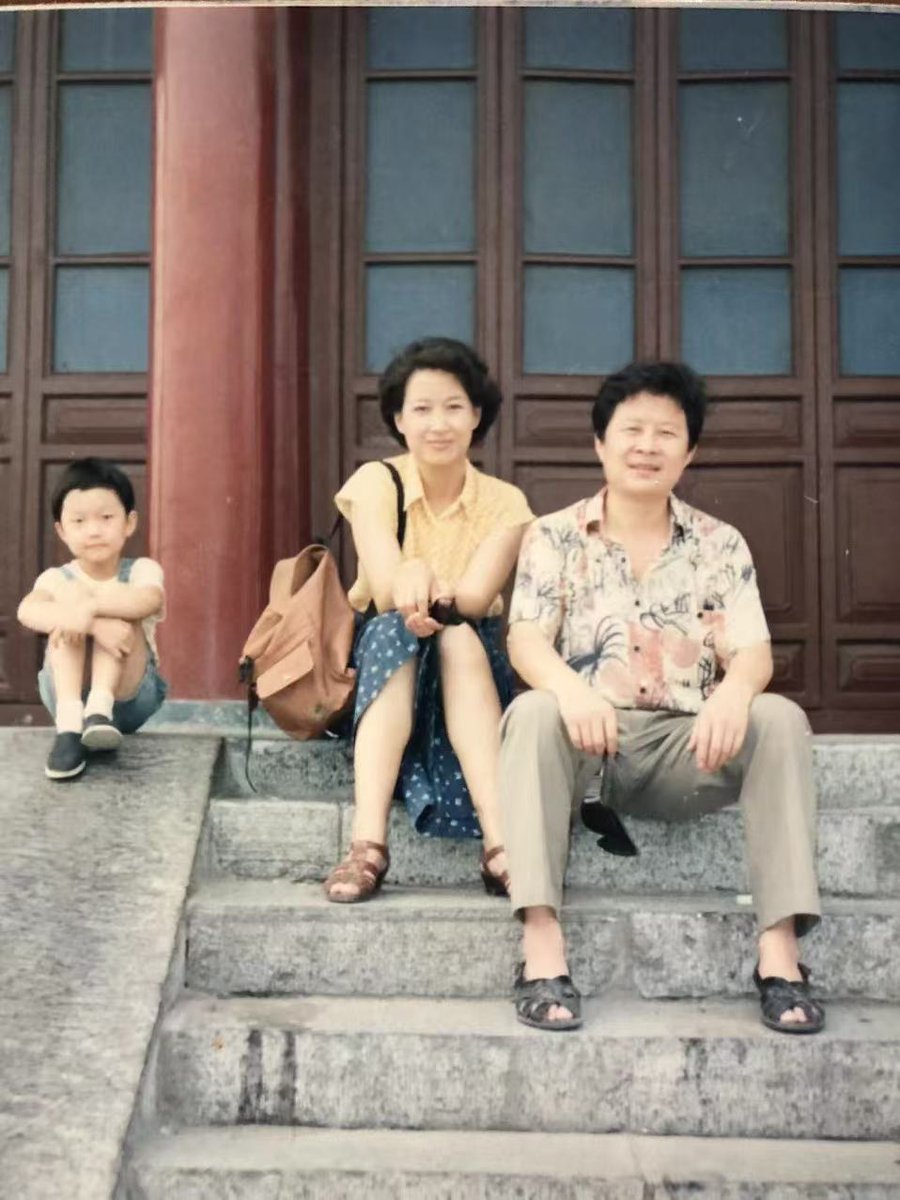 GaoPu1231's tweet photo. 400 days, since my dad Gao Quanfu was detained. 
378 days, since my mom Pang Yu was detained.

Both on the charge of "using superstition to undermine the implementation of the law", which later changed to "fraud". 

For simply following their Christian faith innocently and peacefully. 

This is the second Father's Day that the only thing I can do is leave a message in our chat, saying thank you dad, we keep praying together. 

We used to play chess and video games, watch sports, sing worship songs together. He would teach me music and art, God's words, and life, in a way a kid could understand. These memories have come back stronger day by day since his unjust arrest. And now, I begin to understand the bond between a father and his son. I have lost count how many nights I woke up from happy dreams of seeing my parents again. 

Just last night, I woke up again from another dream saying happily: dad,  you are here, where's mom. 

Before my mom's lawyer's last visit, to encourage my mom, I told her please let my mom know that not only are they not forgotten, we've got even more people supporting, helping and praying for us. Please let her know that my only goal now is to take care of them, prepare a life together with them, in the US. 

My mom said: son, I will wait and stay by your dad's side no matter what happens. In the meantime, we love you and we miss you. 

For days, I was unable to process that. Parents nearly 70 years old, our family is completely torn apart. 

Now, on this Father's Day, I understand better than ever the God given innocence, purity, and simplicity of my parents' life perspective. 

"I started to meet these old people back then, which gave me the biggest shock in my life, because their simplicity and persistence in vision affected me, allowing me to see the situation of my life and the original response to heaven. Calling, requires a kind of simplicity." - my father Gao Quanfu, from his connection and experience with the last elderly pastors in western part of China. 

As my mom waits and prays for my dad. I continue to hold on to the memories, dreams, and faith, keep fighting for their freedom until the day we reunite, with friends, families, and many people who helped us along the way. 

400 days and counting.

"Now the Lord is the Spirit, and where the Spirit of the Lord is, there is freedom." - 2 Corinthians 3:17.
#FreeGaoQuanfu #FreePangYu

400天 - 自从我的父亲高全福被拘押以来。
378天 - 自从我的母亲庞羽被拘押以来。

他们二人最初都被以“涉嫌利用迷信破坏法律实施罪”立案，后来又被改为“诈骗”。

仅仅因为他们无辜、和平地持守自己的基督信仰。

这是第二个父亲节，我能做的唯一事情，就是在我们的聊天记录里留言，对爸爸说：谢谢你，爸爸。我们继续一起祷告。

我们曾经一起下棋、玩电子游戏、看体育比赛、唱敬拜诗歌。他教我音乐、艺术、神的话语，也教我如何面对人生——用一个孩子能够理解的方式。

自从他被不公拘押以来，这些回忆一天比一天更加清晰地回到我的心里。如今，我开始更加理解父亲与儿子之间那份深厚的连接。

我已经数不清多少个夜晚，我从一个幸福的梦中醒来——梦见终于再次见到了我的父母。

就在昨晚，我又一次从梦中醒来，开心地说：
“爸，你来了！我妈呢？”

在我妈妈律师最后一次会见她之前，为了鼓励妈妈，我告诉律师，请转告她：他们从来没有被遗忘。现在有更多的人在支持我们、帮助我们、为我们祷告。

请告诉她，我现在唯一的目标，就是照顾他们，和他们一起在美国重新准备未来的生活。

妈妈对我说：
“儿子，无论发生什么，我都会等着你爸爸，陪在他身边。同时，我们爱你，也想念你。”

后来的几天，我脑子不知道该怎样消化处理。

年近七十的父母，我们的家庭被彻底撕碎。

而如今，在这个父亲节，我比以往任何时候都更加明白，神所赐给我父母的那份生命中的纯真、单纯，以及他们看待世界的方式。

“那时，我开始认识这些老人，他们给了我人生中最大的震撼。因为他们的单纯和对异象的坚持影响了我，让我开始看见自己生命的处境，以及最初对天的回应。呼召，需要一种单纯。”

——我的父亲高全福，在回忆他与中国西部最后一批年长牧者接触和经历时所写。

如今，妈妈仍在等待并为爸爸祷告。

我也继续守护那些回忆、梦境和信仰，坚持为他们的自由努力，直到我们与朋友、家人，以及一路帮助我们的许多人再次团聚的那一天。

400天，仍在继续。

“主就是那灵，主的灵在哪里，那里就得以自由。”
——《哥林多后书》3:17

#释放高全福牧师 #释放庞羽