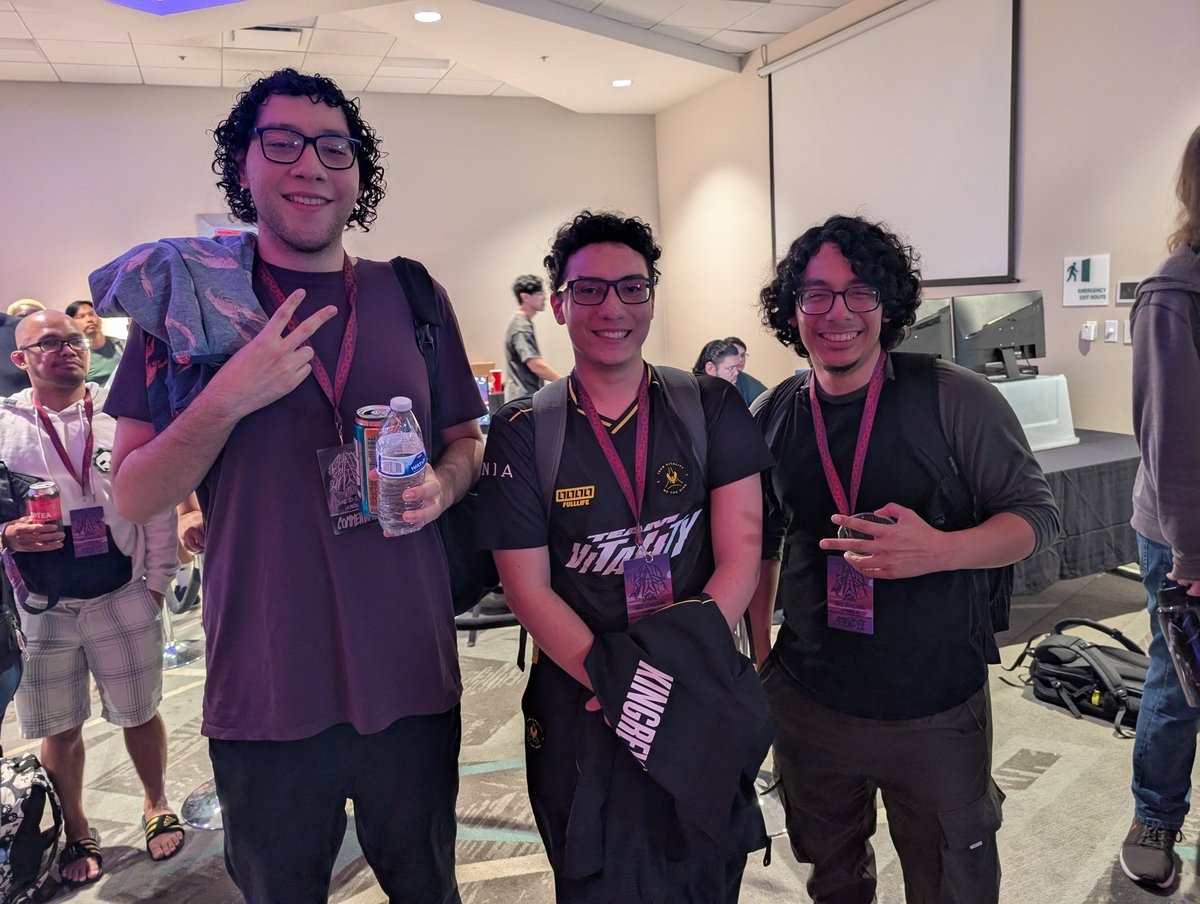 GGL_theJAKEMAN's tweet photo. Family picture https://t.co/ePxJy8W1DY