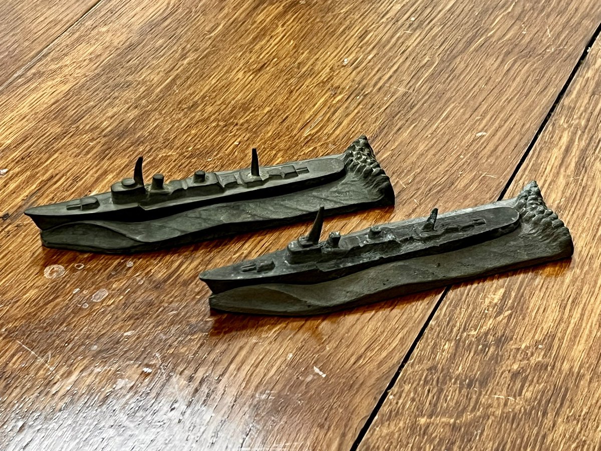 昭和11年11月27日に舞廠で進水した駆逐艦海風の進水記念品と、昭和12年
