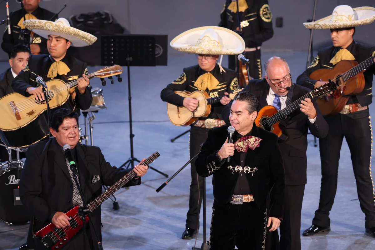 aguilar_pala_S's tweet photo. En #Puebla, celebrar a los papás es reconocer su amor, esfuerzo y dedicación.

Por ello, el gobernador @armentapuebla_ asistió al “Festival Por Amor a Papá” en el Auditorio de la Reforma, donde familias poblanas disfrutaron de una emotiva celebración.

El talento del tenor Rafa Moreno Valle Buitrón dio un toque especial a esta gran fiesta en honor de todos los padres. ¡Muchas felicidades! 🎉