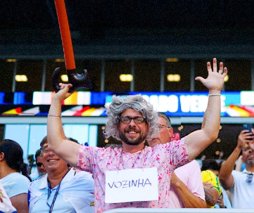 TouchlineX's tweet photo. 🚨🇨🇻 𝗡𝗘𝗪: A Cape Verde fan dressed up as Vozinha's mother for today's game! https://t.co/8Ns8vWojz5