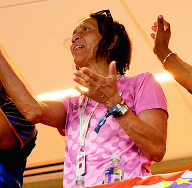 TouchlineX's tweet photo. 🚨🇨🇻 𝗡𝗘𝗪: A Cape Verde fan dressed up as Vozinha's mother for today's game! https://t.co/8Ns8vWojz5