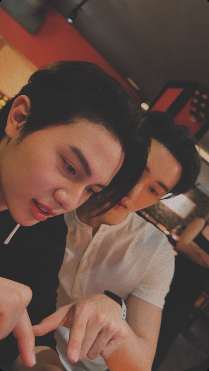 laoong_namm's tweet photo. แว๊กกกกกกกกกห พวกฮีไปดินเนอร์กัน แว๊กกกกกกกกก โทษนะ ต้องขนาดนี้เลยเหรอ นี่สั่งอาหารหรือสั่งทำการ์ดแต่งงาน 😱

WILLIAMEST MADRID VIBES
#WilliamEstFMinMadrid #WilliamEst https://t.co/Bi01c5O8T1