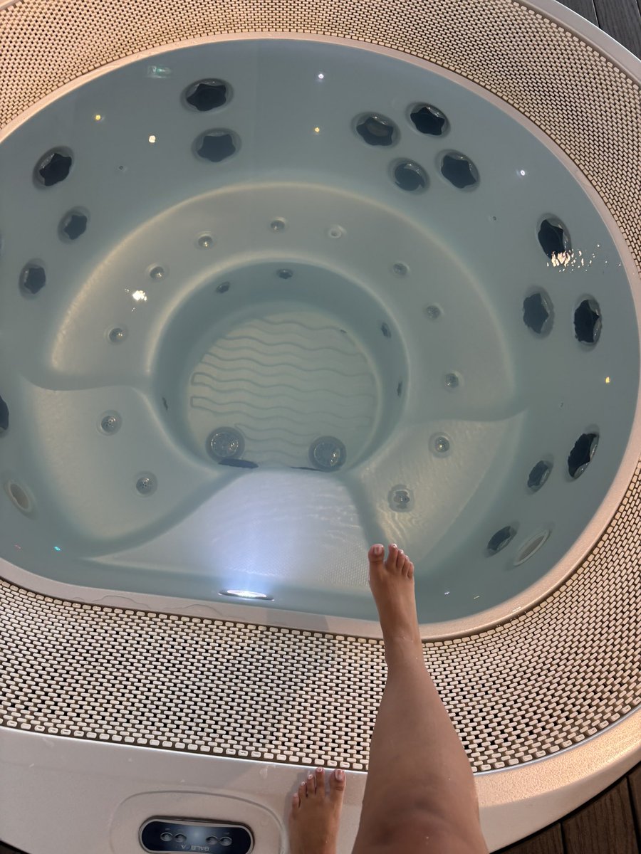 claudiajeqa's tweet photo. Qui aurais voulu être à mes pieds dans se jolie jacuzzi ?🐕😈

#findom #soumis #domina #pied https://t.co/Zb655tRUeY
