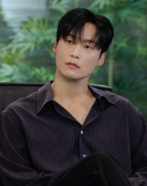 queenylateefah's tweet photo. Now that we’ve successfully finished My Royal Nemesis. Who is the king of yearning 

Still retain his.                         Pass down to 
 Crown 👑.                Or                 ChaSegye 
(Jang Hyun) https://t.co/4zL1j5B998