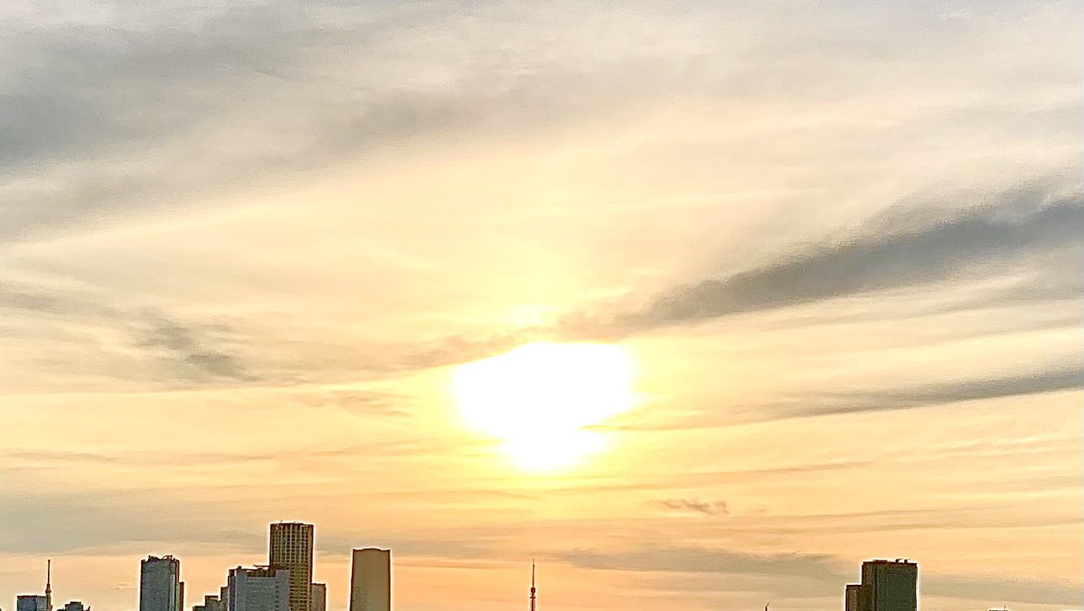 uctripper's tweet photo. おはようございます♪
強烈な朝陽パワー頂きました☀️
昨日は⚽️🇯🇵代表の🇹🇳戦📺観ながら大興奮
勝利した🇯🇵サムライたちに感謝
次の🇸🇪戦も楽しみです
#朝空 #東京 #イマソラ https://t.co/O4U5rgakxy