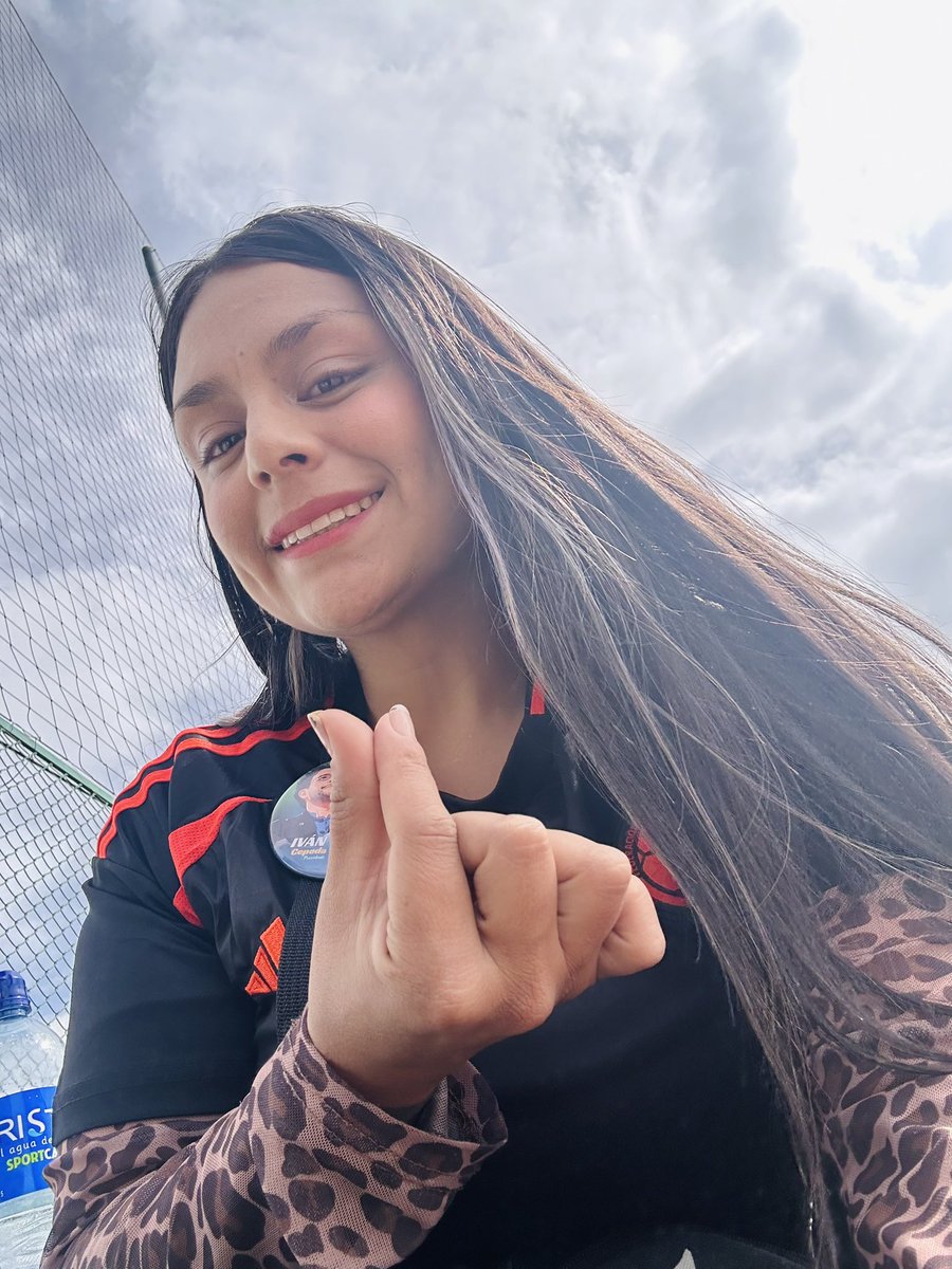 flantirano's tweet photo. Hoy fui a votar por qué nadie me va decir qué camiseta usar , me la juego por la vida por los animales 💛💙❤️ #eleccionesalejoygio https://t.co/iBngRA8SMO