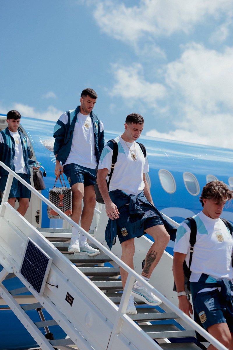 Argentina's tweet photo. #SelecciónMayor 🗣️Buuuuueeeeenaaas!! 

La Delegación Albiceleste 🇦🇷 ya está en la ciudad de #Dallas. https://t.co/t0oyYpiFPn