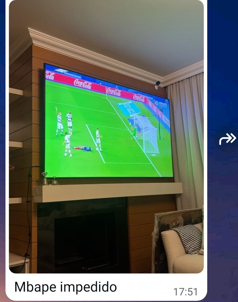 lucacd_'s tweet photo. Eu não sei como, mas minha vó colocou numa transmissão de França x Portugal na Liga das Nações de 2020 e minha mãe tava vendo achando que é da Copa agora https://t.co/A3R6LCJcHb