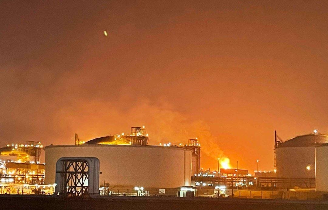 Currentreport1's tweet photo. BREAKING:

An hour ago, an explosion occurred at Qatar's Ras Laffan gas facility due to a reported technical incident, with no indication of any foreign attack.

The blast was so powerful that it shook the ground like an earthquake and was felt across the country. https://t.co/9VJvIhoJFy