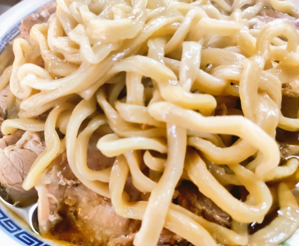 ESjpot20cEVJK3l's tweet photo. #ラーメン二郎目黒店 大豚Wラーメン

先ずは #ラーメン二郎 沖縄店開店㊗️おめでとうございます🎉　この良き日、流石に飛行機には乗れなかったので、せめて神奈川から出て #メグジ さんを初訪麺🤗　予習不足からヤサイコールしなくて腹九分ですが、大満足の一杯でした😋

旨いラーメン ご馳走様でした🙏 https://t.co/KKYfB534lT