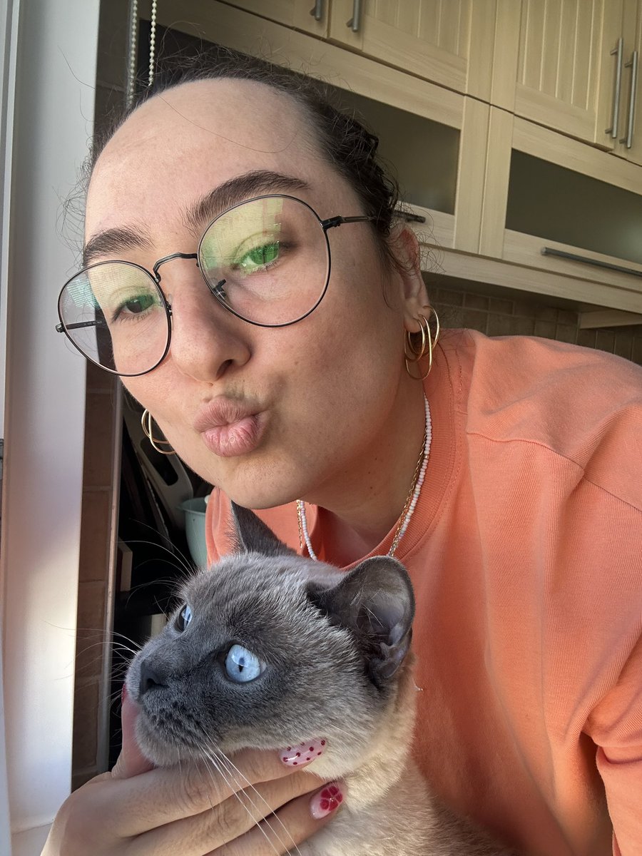 HaleDim's tweet photo. 😽 https://t.co/nEdOptuYSY