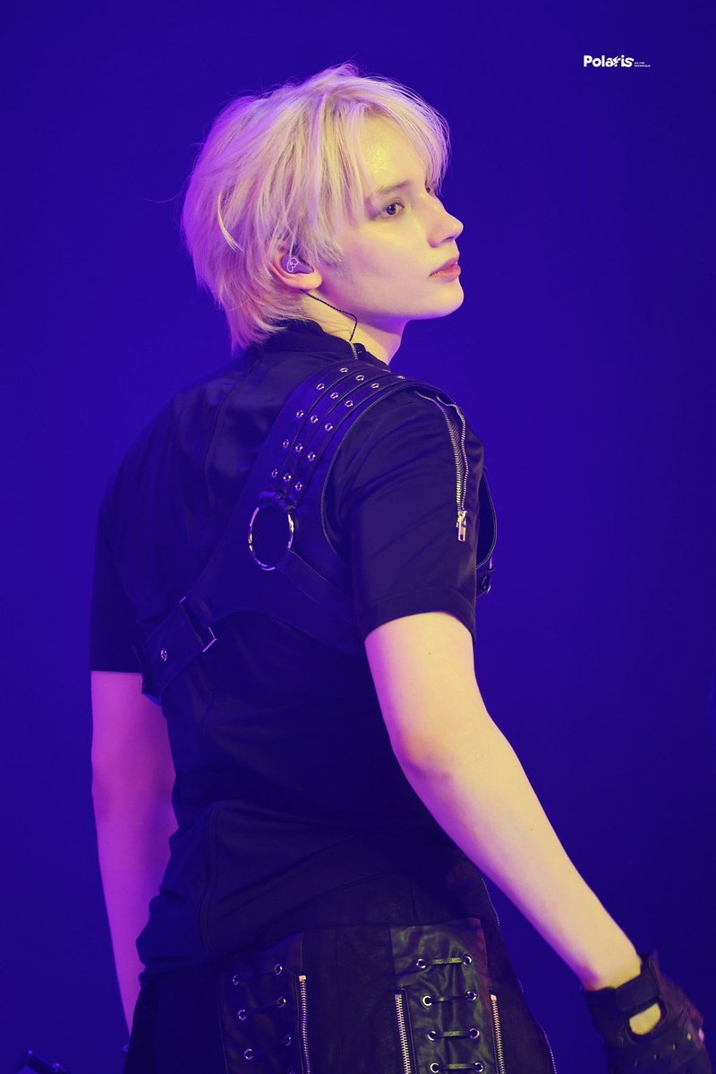 hrts4hyuka's tweet photo. HES SO BROAD his proportions are literally perfect. https://t.co/UuGVza179l