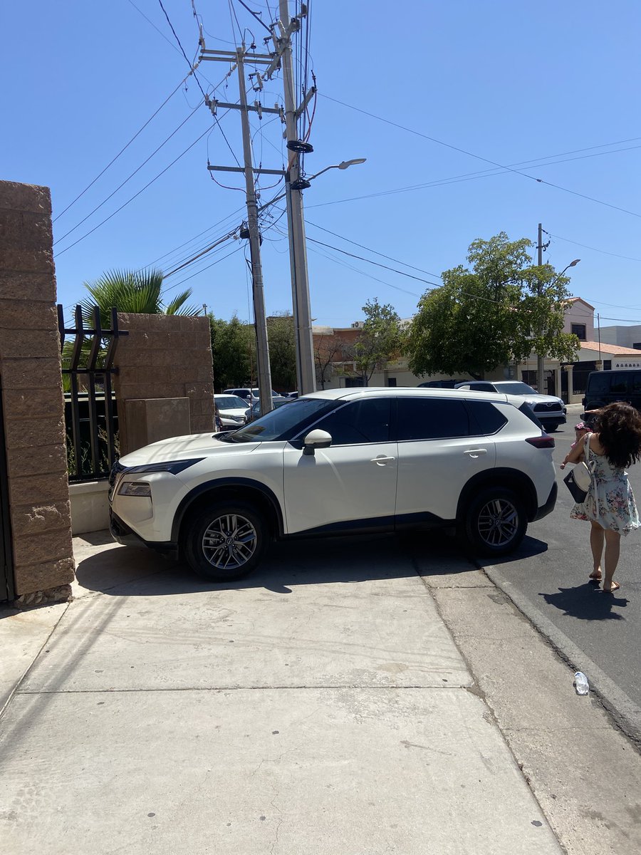 luispreciado_'s tweet photo. En San Juan Capistrano, estacionados en banqueta mientras la mamá con su bebé tiene que bajarse al Blvd por que los dueños de esa camioneta no piensan en los demas más que en ellos mismos. Ven a multar a todos, fácil hay más de 15 carros así. @Policia_HMO @OficinaPolicia https://t.co/k6ZqttNnP4